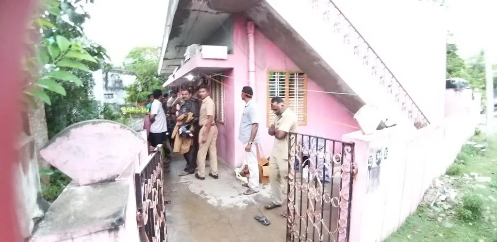 A gang of robbers pretending to be CBI officers ... surrounded and arrested by police